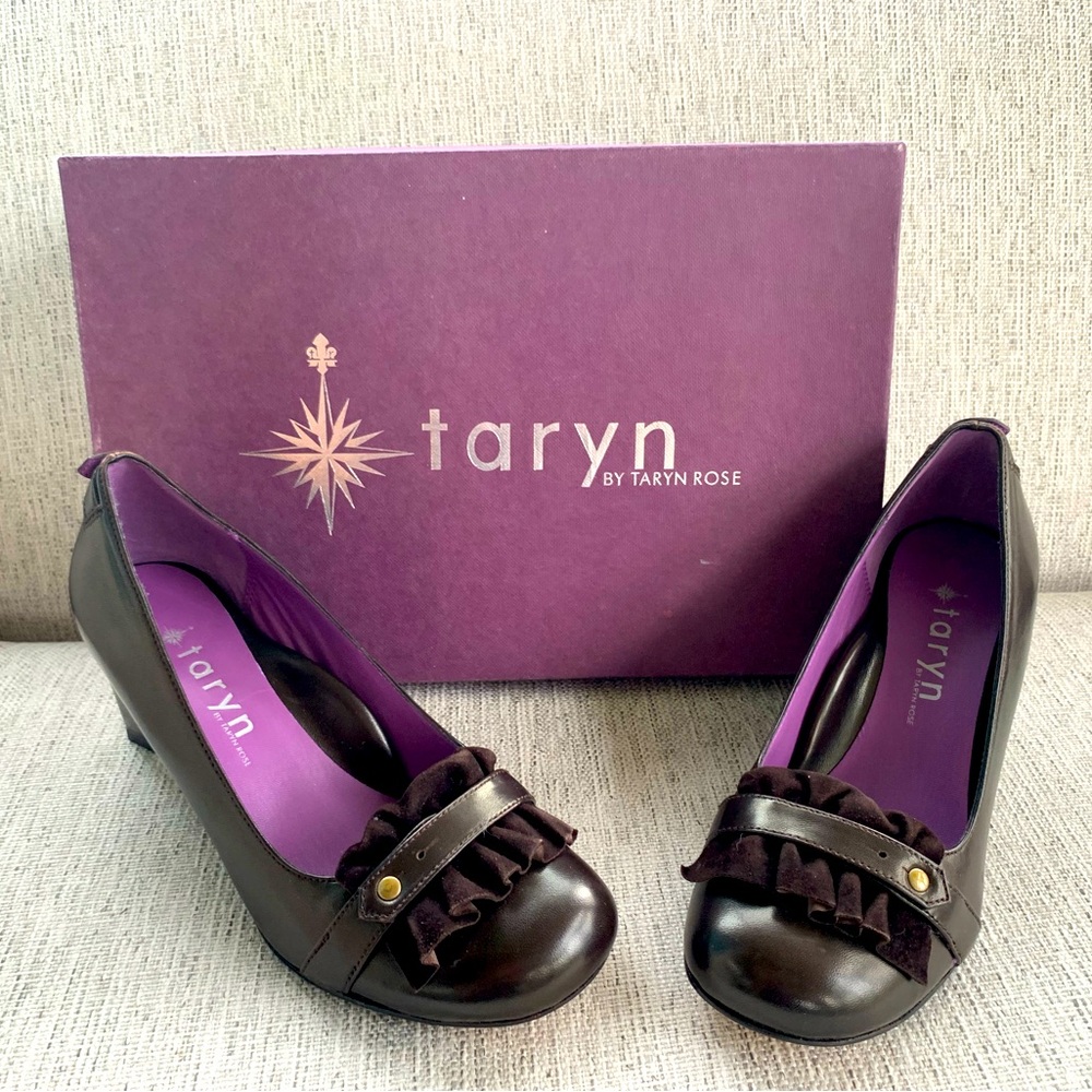 Brown Wedges by Taryn - size 6